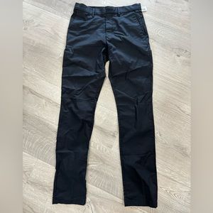 Men’s Slim ultimate tech chino pants in black size: 30x34